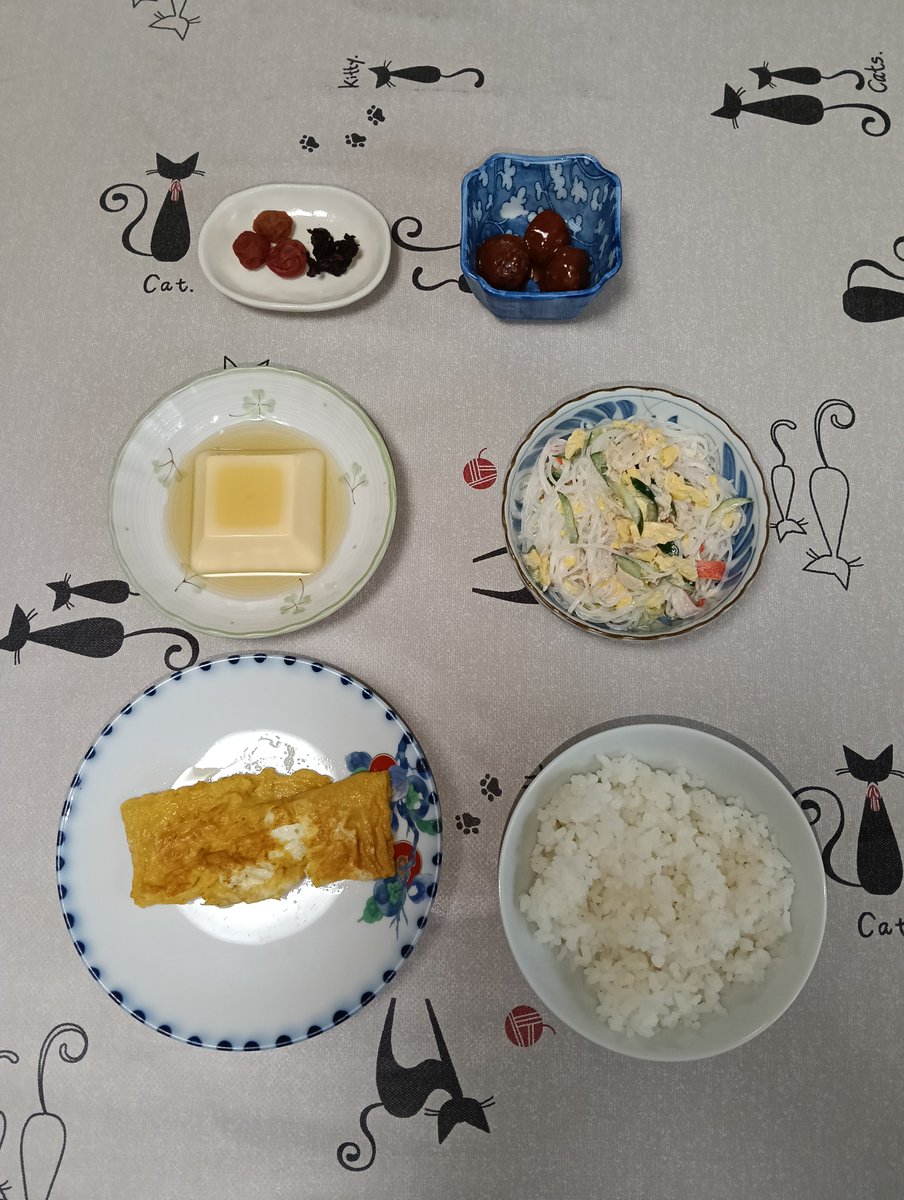 mikuron_1313's tweet photo. 昨日の残り物が多いメニュー(；´∀｀)
ご飯
卵焼き
春雨サラダ
卵豆腐
ミートボール
梅干し
いただきます(人´▽｀*) https://t.co/NNpjEqh2UX