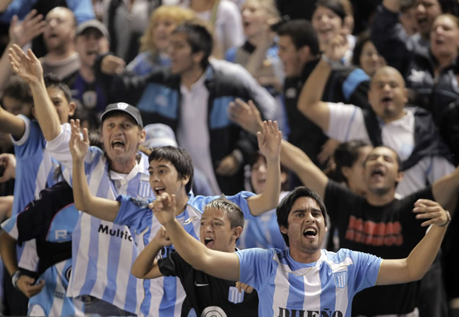 1903Academia's tweet photo. ❌Día y horario impresentables. El frío espanta pero es circunstancial; el hincha de #Racing hace 2 años (o más) PADECE ir a la cancha por los días y horarios insólitos en los que lo hacen jugar al equipo.

NECESITAMOS QUE ALGUIEN NOS DEFIENDA EN ESTE ASPECTO!!! https://t.co/HmNoEU85WA
