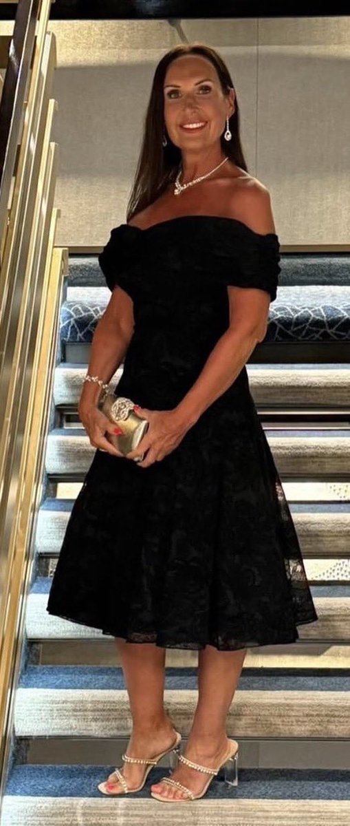 heellover955's tweet photo. Followers mature sexy aunt Sharon! She is unbelievably hot 🥵 lovely heels to go with those outfits 🔥 https://t.co/3nnh8Kb3Vt