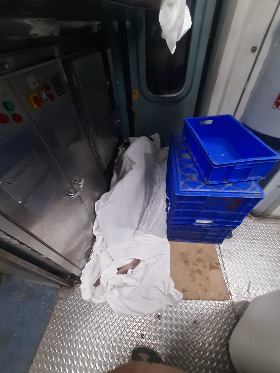 ChandManker's tweet photo. Manniy Rail mantriji
  Maine Rajshani Express 22492 ki bogi no B3/9/12 ki seat book Kiya tha. Mujhe Prashanti niliyam uatarna tha parntu bogi no B3 ke dono Gato par safari karmchariyo  ne Saman  rahakar Gato ko band kar diya tha .
@RailwaySeva https://t.co/ixaMy5sr1H