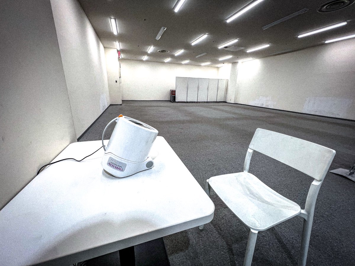 kota_gallery's tweet photo. 最近撮ったリミナルスペース

1.2枚目はオブジェクトが広い空間に1つ2つしかなく、バックルームを感じられる空間だった。
出先のイオンだが、午後で人の居なさとテナントの空き数が寂しい…。 https://t.co/VjPMRZ0nGu