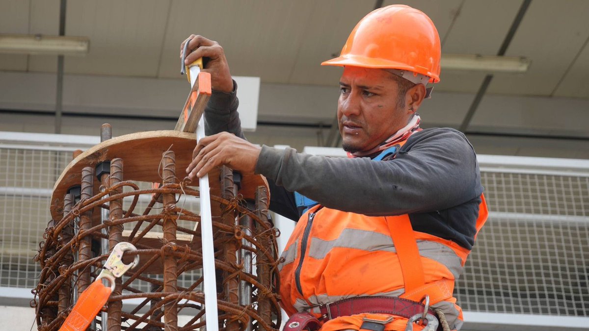 SOBSECDMX's tweet photo. Cada elemento pasa por procesos de armado, soldadura, izaje y colocación antes de quedar instalado.

De forma simultánea, avanzan los trabajos de cimentación de las escaleras de conexión con el STC-Metro, integrando esta nueva estación con la red de transporte existente. https://t.co/i6XTcZk46p