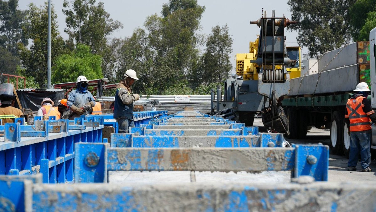 SOBSECDMX's tweet photo. En lo que será la estación Tláhuac de la Línea 6 del Cablebús, se trabaja en distintos frentes para preparar la infraestructura que dará forma a esta nueva estación.

Como la fabricación de los pilotes, integrados por sección de punta, dos segmentos intermedios y una de ajuste. https://t.co/3Ro6ccAvg5