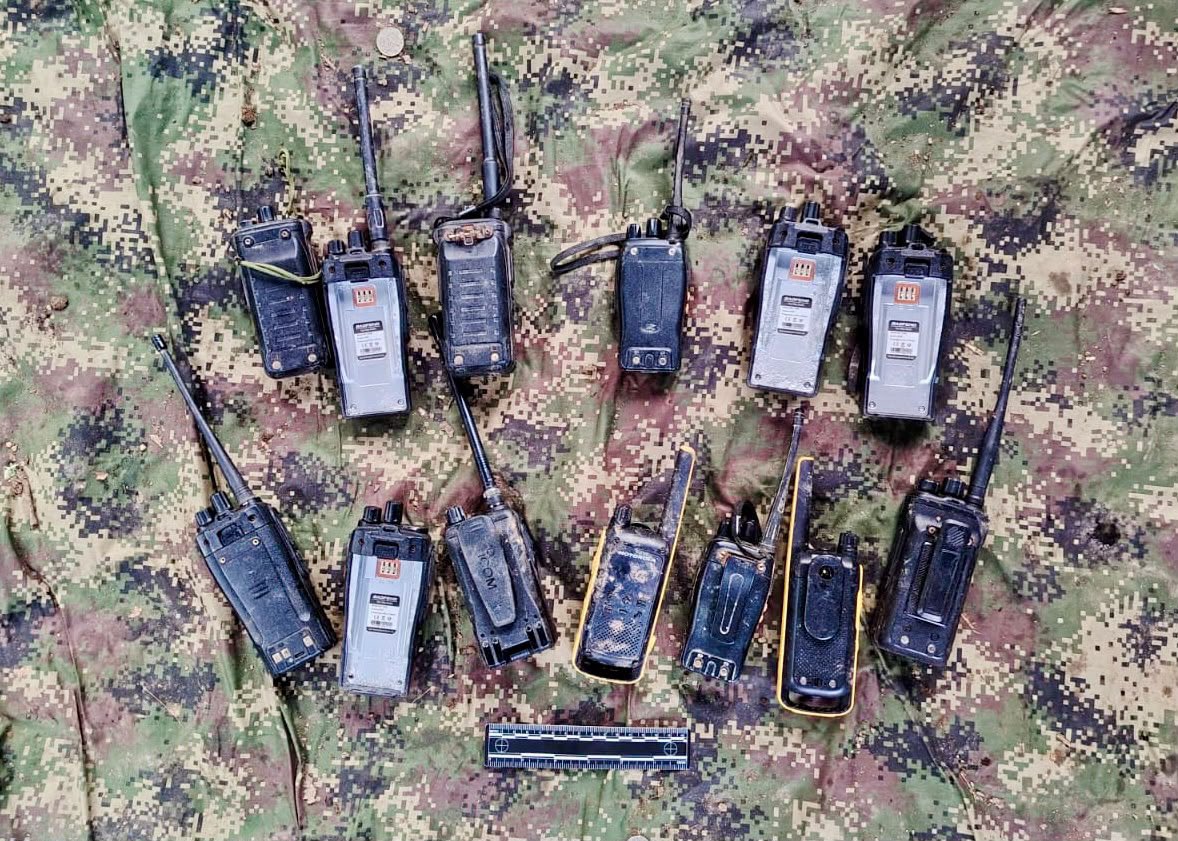 FiscaliaEcuador's tweet photo. La intervención se desarrolló en Alto Punino, donde, con apoyo de las #FFAA, se localizó un campamento en el que se incautaron 2 fusiles, más de 300 municiones, armas de 9 mm y prendas de uso militar.

La situación jurídica de los aprehendidos se resolverá en las próximas horas. https://t.co/CQRAKslxQr