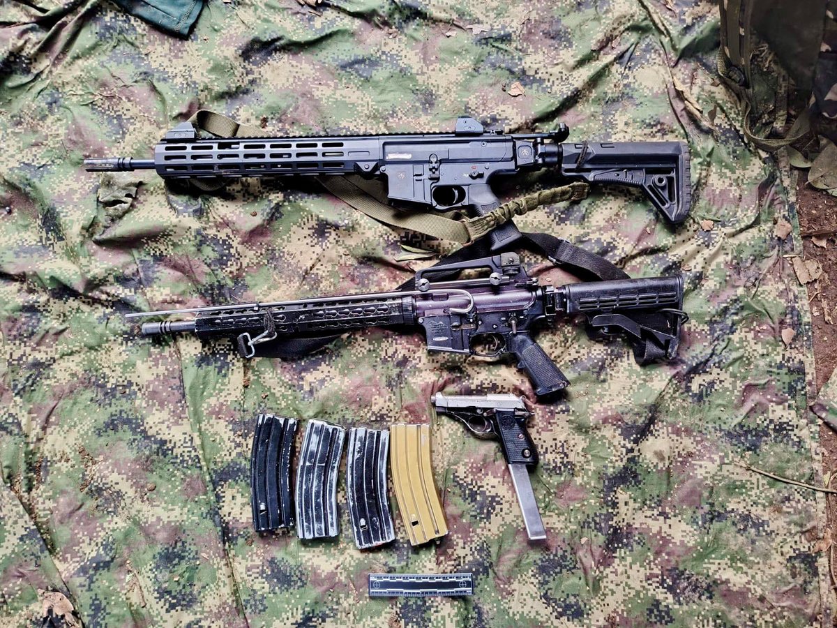 FiscaliaEcuador's tweet photo. La intervención se desarrolló en Alto Punino, donde, con apoyo de las #FFAA, se localizó un campamento en el que se incautaron 2 fusiles, más de 300 municiones, armas de 9 mm y prendas de uso militar.

La situación jurídica de los aprehendidos se resolverá en las próximas horas. https://t.co/CQRAKslxQr