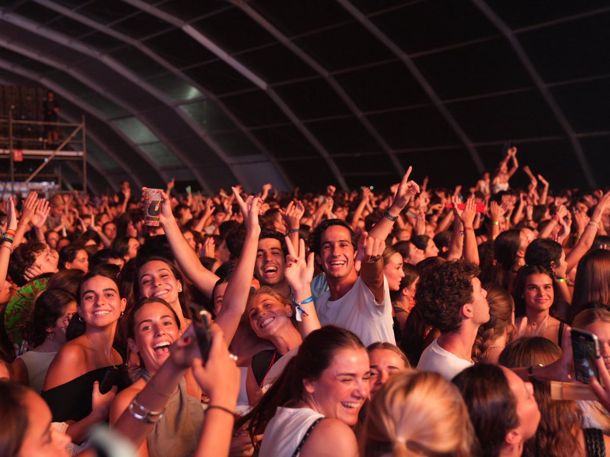 ayto_pozuelo's tweet photo. Hey Kid e Inazio ponen el Recinto Ferial patas arriba al ritmo del mejor indie. 🎸🎶 https://t.co/ezKZllzihA