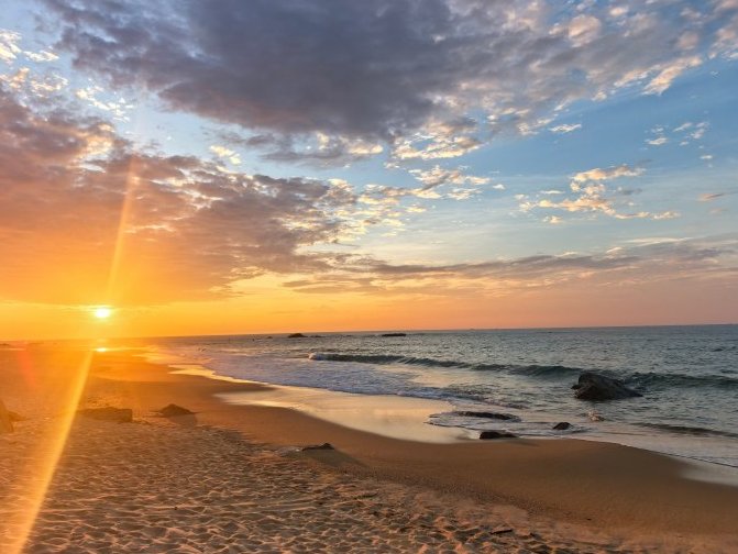 SeraphinaOPO's tweet photo. A sea breeze blows, instantly clearing away all the noise in my head. Barefoot on the sand, watching the waves roll in and out, all my schedules are swept away by the tide. Life occasionally needs this salty, damp air and endless blue sky https://t.co/egoeTGLsGx