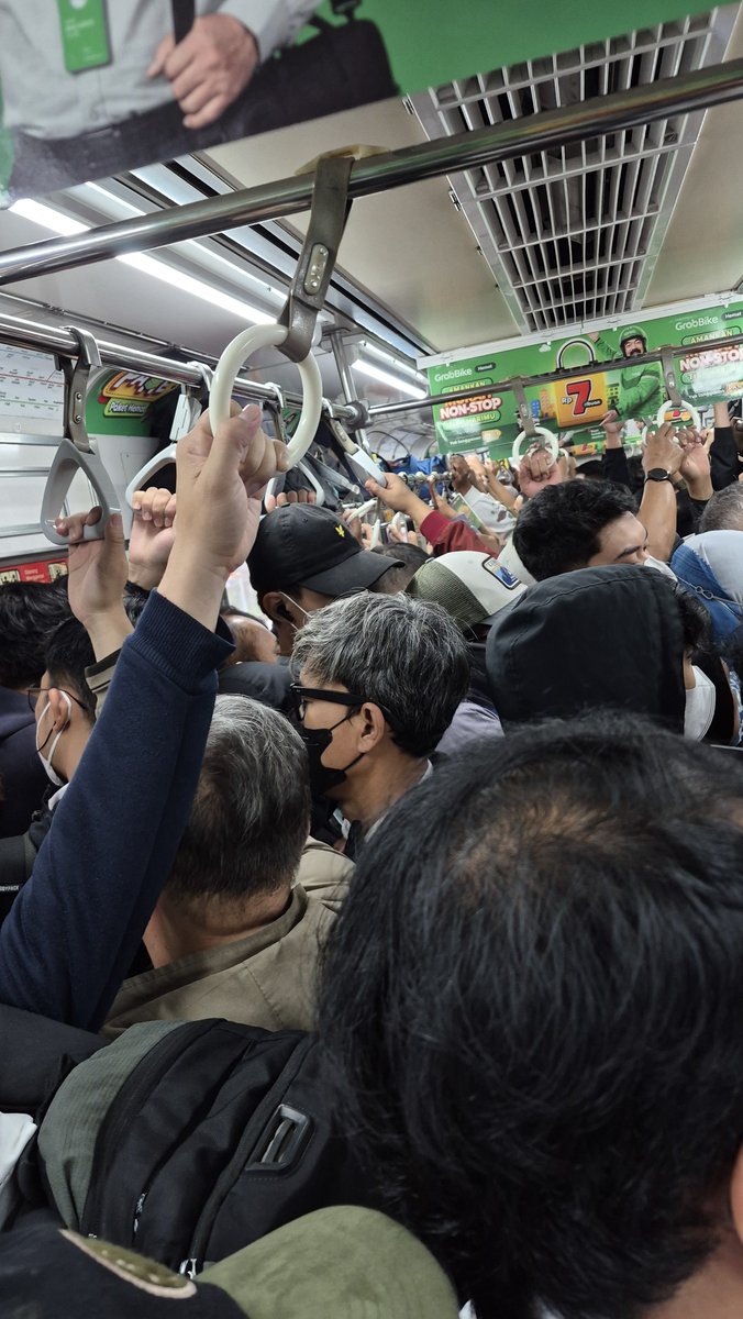 ojackblack's tweet photo. Akibat KA 1195F dibatalkan,  begini kondisi 1193, ampun dah ah @CommuterLine https://t.co/E9pko9zBWh