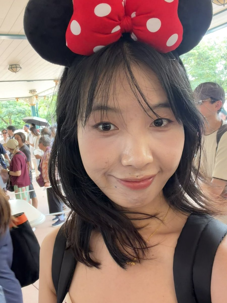NataliyaRo4040's tweet photo. 香港迪士尼的经验分享帖来了。

1. 港澳通行证
找地图上最近的自注签注机，单次15RMB/人。

2. 入关选择
直接买深圳北（福田）—西九龙的高铁，20分钟就到了，进站即入关，下车即港铁，非常方便，单程75RMB/人。

3. 住宿花费
我是提前一天去，在阿姨家住了一晚，其实完全可以当天早上出发，省一晚酒店的钱。
因为迪士尼10:00才开园，西九龙到迪士尼，坐地铁40分钟左右，倒推到深圳，9:00出发够用了，所以住宿0元。

4. 门票购买
我是在飞猪上找的双人票套餐，内容和官网一样，但便宜100多，含两张园区餐厅的80优惠券，550RMB/人。

5. 地铁花费
微信/支付宝搜 香港地铁乘车码，直接扫码进站，单程20RMB/人。

6. 园区消费
迪士尼里面最多的，是各种IP的周边，可爱但真的贵，最小的挂件都要150左右，我都是只拍不买，消费0元。
园区一瓶矿泉水30，我带了一个空的矿泉水瓶，进去接直饮水喝，补水消费0元。
前面说门票附赠了两张80优惠券，一个套餐的价格大概160港币，相当于打五折，午饭人均80RMB。

7. 推荐项目
最不能错过的，当然是我上个帖子分享的好朋友花车巡游，看着记忆里的主角，蹦蹦跳跳着走出屏幕，真的有让人短暂忘记现实生活的残酷的魔力，只想享受最简单美好的快乐。
冒险项目的话，推荐灰熊山的过山车，比较有特色。先是正常的往前冲，爬上坡突然停止往后退，以为结束了的时候，伴随头顶灰熊的出现，一声咆哮声后，又猝不及防极速向前，是很有节奏感的刺激。
还有一个，过山车隔壁的 迷离大院，听名字很像鬼屋，其实很适合小朋友，我十几年前第一次玩，真的非常惊艳，像走进了惊悚奇幻主题的电影里。
旋转木马不要玩，排半天队，上去转一圈就结束了，不如欢乐谷。

8. 返程时间
我这次到的晚了，入园和找米妮拍照花了很长时间，没玩太多项目。
如果10点多入园，下午5点之前，正常是可以体验完所有项目和打卡点的。因为香港迪士尼真的非常非常小，面积连上海迪士尼的一半都不到，走得快不爱拍照的，两个小时就能逛完。
喜欢体验项目的，可以下载一个官方App，实时查看各个项目的位置和排队时间，一般最长也就40分钟。
买返程18:00左右，西九龙出发的高铁票是很安全的，而且亲测这个点还没什么人排队，秒过海关。

9. 必带物品
港澳通行证/身份证/手机就够了，现金都用不上，但是防晒伞和防晒霜，必须要！我和我妹在太阳底下裸奔了一天，直接晒伤了😅

综上，从深圳出发到香港迪士尼，人均消费大概15+75x2+550+20x2+80=835 RMB。

原图直出，夹带私货（为什么X只能发四张图，我拍了几百张😌