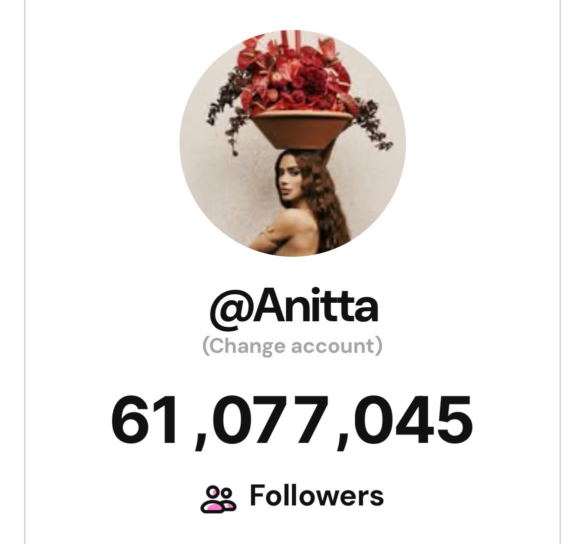 emiliaatriz's tweet photo. Amo que Anitta tá ganhando seguidores novamente ( minutos atrás o print 1) https://t.co/8VrbQX9WC1