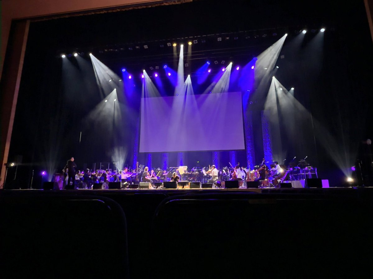 kaoru_wadash's tweet photo. 【『ベルサイユのばら』シンフォニックコンサート@終演】
昨日は劇場アニメ『ベルサイユのばら』シンフォニックコンサートが大盛況裡に終演しました🎵
演奏の東京フィルハーモニー交響楽団、リズム隊メンバー、コーラスメンバーの皆さまにはとても助けて頂き感謝です！ 特にピアノの谷岡久美さんにはたくさんのソロやバンドメンバーをまとめてもらって完璧のリズム隊でした！

5000人のお客様は熱かった‼︎
最後は全席スタンディングオベーションで盛り上がりました😊

そしてなんと言っても、オスカル役の沢城みゆきさん、アントワネット役の平野綾さん、アンドレ役の豊永利行さん、フェルゼン役の加藤和樹さんらの歌唱力の凄さと生アフレコの臨場感！ 歌とオケが一体となる楽しさと、演奏をバックでの生アフレコは感動が倍増でした！

終演後は、原作の池田理代子先生にもご挨拶でき、とても楽しんで頂いたようで嬉しかったです😊ちなみに、同じ東京音楽大学の同窓生(池田先生は声楽科)で、その話でも盛り上がり…😅
そして本編の作曲家・澤野弘之さんとKOHTA YAMAMOTOさんともお会いして今回のシンフォニックアレンジを満足して頂きホッとしました♪

今回、アレンジ、監修、指揮と長期間のヘビーなお仕事でしたが、関係者皆さまのお陰でなんとか走り抜くことができました！
ありがとうございました‼︎🙇‍♂️
筋肉痛がヤバい…💦