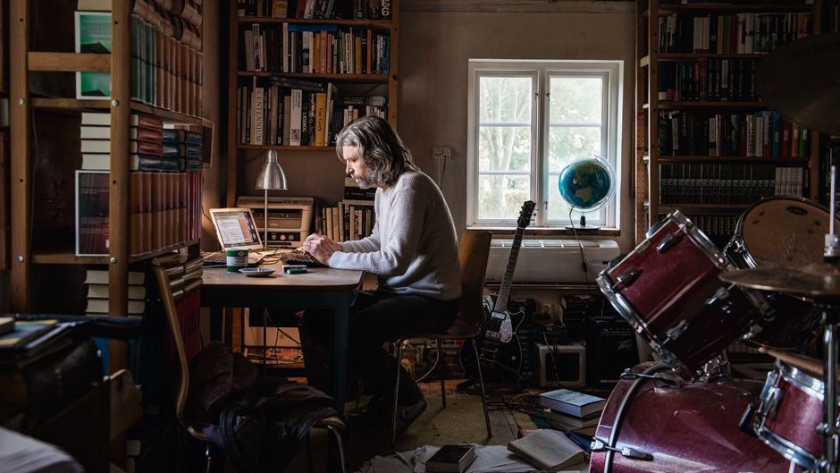 AmericanGwyn's tweet photo. Karl Ove Knausgaard in his home library over the years. https://t.co/h7zCUQAo0f