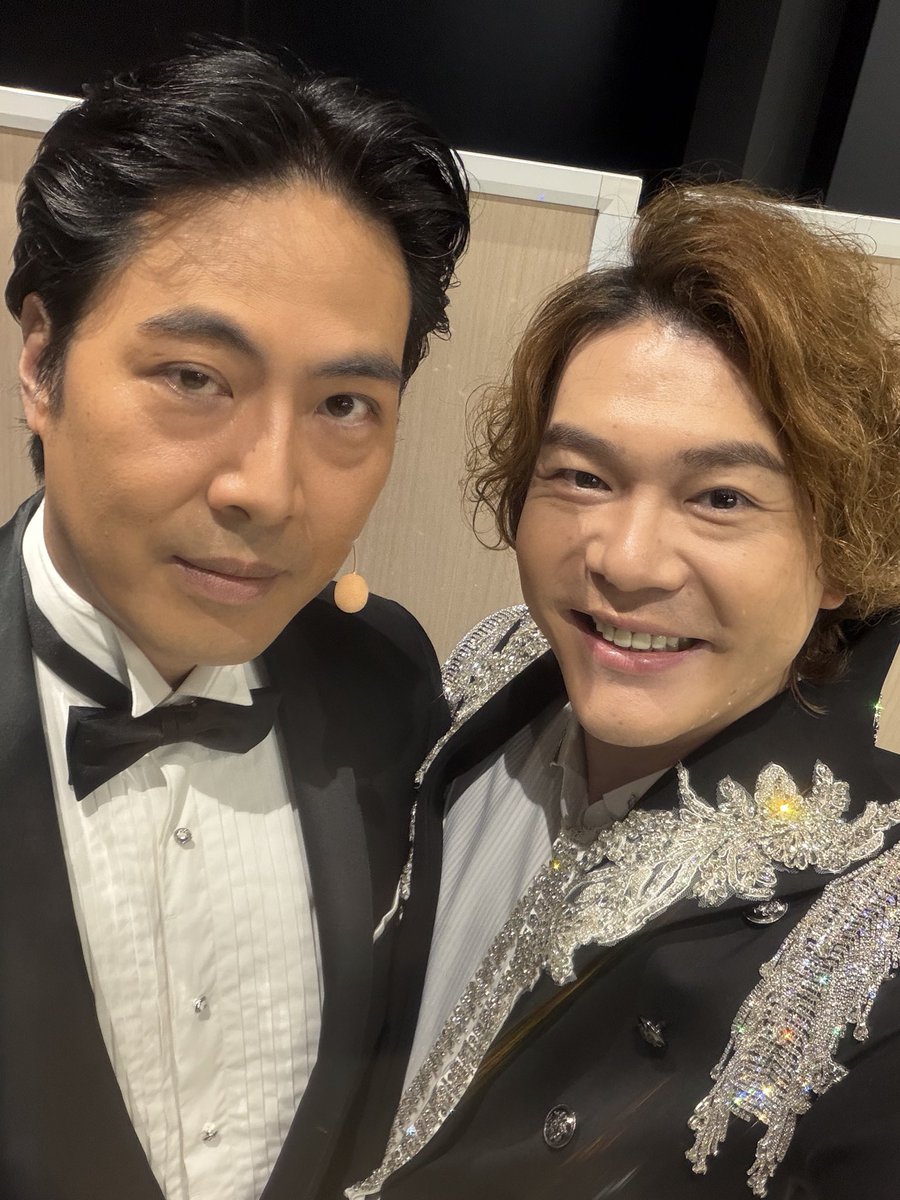 V_T_Sato's tweet photo. 何枚か、裏で撮ってた写真を♪

エリザベートでは
エリザベートの父親マックスを
演じていた原慎一郎さん
2枚目の写真は
自分の衣装のキラキラが気になって
取ろうとしてるところです。笑

そして
何度も共演している
朝隈濯朗さん
川口大地くんとも一緒に！
皆さんいつもお優しい方々♪ https://t.co/fsrqfyBSnh