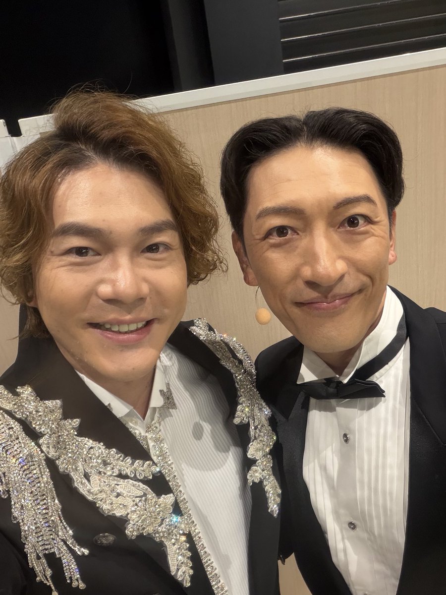 V_T_Sato's tweet photo. 何枚か、裏で撮ってた写真を♪

エリザベートでは
エリザベートの父親マックスを
演じていた原慎一郎さん
2枚目の写真は
自分の衣装のキラキラが気になって
取ろうとしてるところです。笑

そして
何度も共演している
朝隈濯朗さん
川口大地くんとも一緒に！
皆さんいつもお優しい方々♪ https://t.co/fsrqfyBSnh