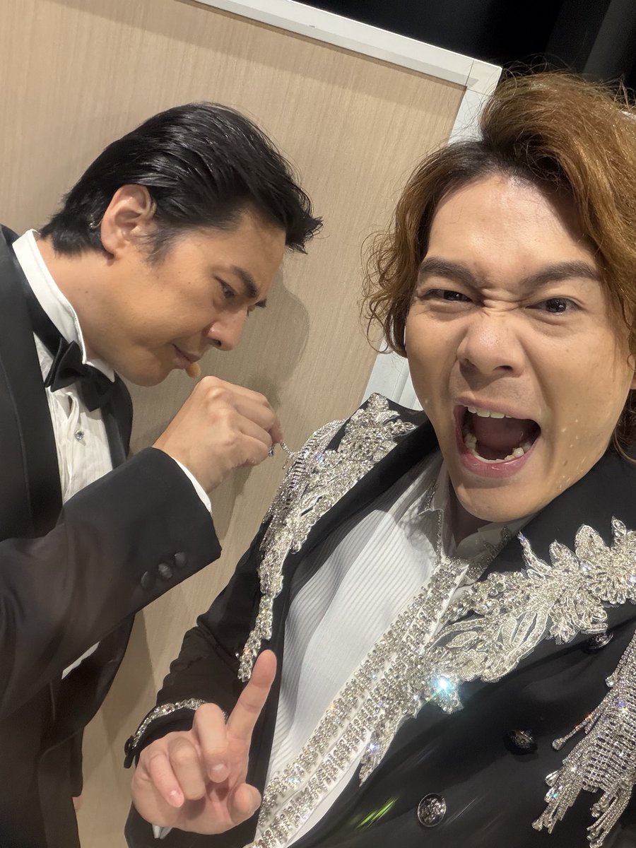 V_T_Sato's tweet photo. 何枚か、裏で撮ってた写真を♪

エリザベートでは
エリザベートの父親マックスを
演じていた原慎一郎さん
2枚目の写真は
自分の衣装のキラキラが気になって
取ろうとしてるところです。笑

そして
何度も共演している
朝隈濯朗さん
川口大地くんとも一緒に！
皆さんいつもお優しい方々♪ https://t.co/fsrqfyBSnh