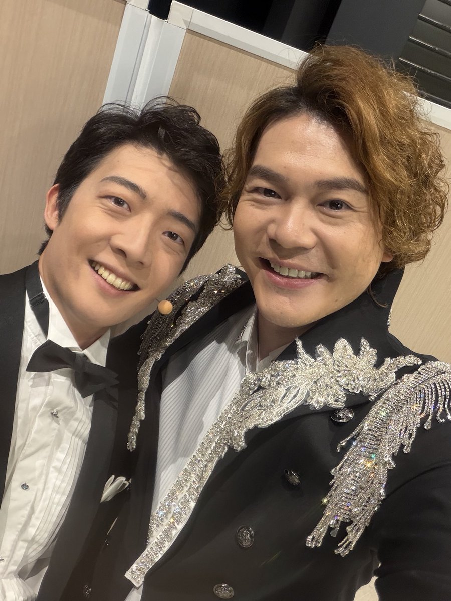 V_T_Sato's tweet photo. 何枚か、裏で撮ってた写真を♪

エリザベートでは
エリザベートの父親マックスを
演じていた原慎一郎さん
2枚目の写真は
自分の衣装のキラキラが気になって
取ろうとしてるところです。笑

そして
何度も共演している
朝隈濯朗さん
川口大地くんとも一緒に！
皆さんいつもお優しい方々♪ https://t.co/fsrqfyBSnh