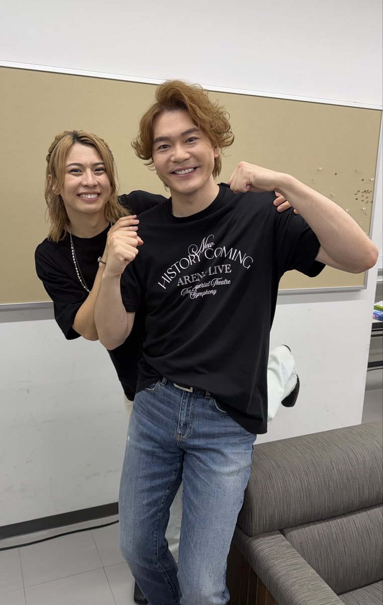 V_T_Sato's tweet photo. 楽屋がずぅーーーっと一緒だった
岡宮来夢くん♪

若いのにしっかりしていて
周りの人への礼儀もあり
楽屋でも自己研鑽を忘れず
発声のことを色々と聞いてきたり

ポジティブで前向きな明るさに
沢山の元気をもらいました♪

彼がいたお陰で楽屋がいつも
楽しい空間でした

本当にありがとう！

堂本光一さんとのスリーショットも
添えて♪