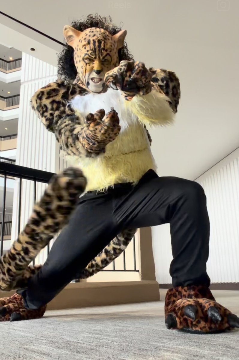 MasterJNathan's tweet photo. Debuted my new Leopard Form Lucci (Enies Lobby) at @DragonCon !
Also great to catch up with good friend Cecilio ! ❤️🔥🖤
#RobLucci #OnePiece #EniesLobby #Blackbeard @Eiichiro_Staff @onepiecenetflix https://t.co/bqr3xVoUHy