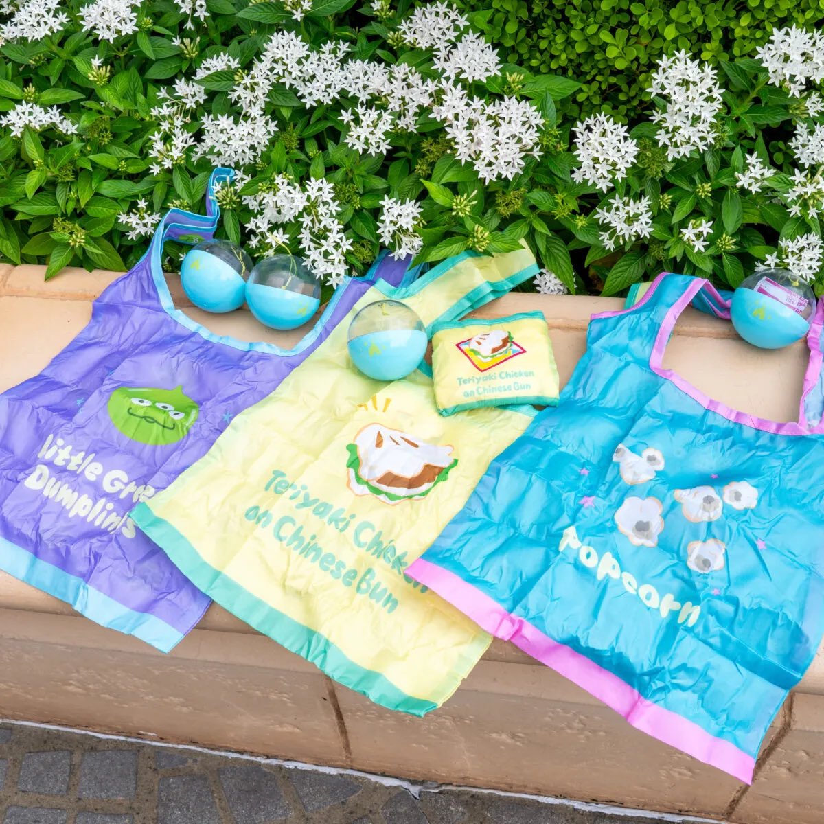 MezzoMikiD's tweet photo. ミッキーワッフル、リトルグリーンまんなど！東京ディズニーランド 
「トレジャーコメット」
パークフードカプセルトイ（バッグ） 販売中☆
https://t.co/0Mm3IFjTrA https://t.co/V7Qqv8O8fU