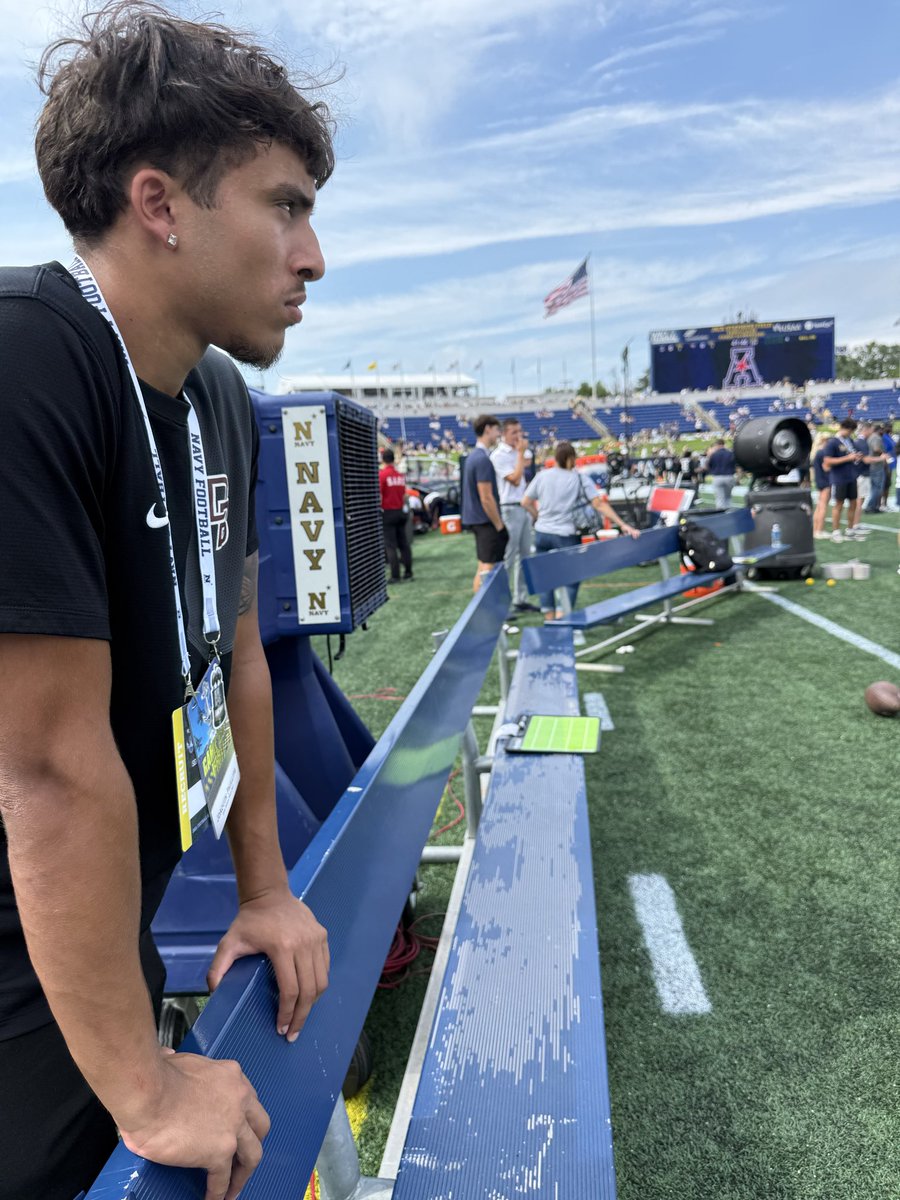 Joaquinphil2421's tweet photo. Thank you to the Navy coaching staff for inviting me to this weekend's game. It was great reconnecting with everyone, experiencing an incredible home-game atmosphere, and watching a big Navy win! ⚓️🏈 #GoNavy @NavyFB @Drew_Cronic @NavyFBrecruit @DannyPayneNavy @IanMartinezFB @CoachCole828 @CharlesMack19 @_CoachNew @JMacDonald_Navy @TheMidReport @TimNolanTV @CoachEricLewis #joaqnation
