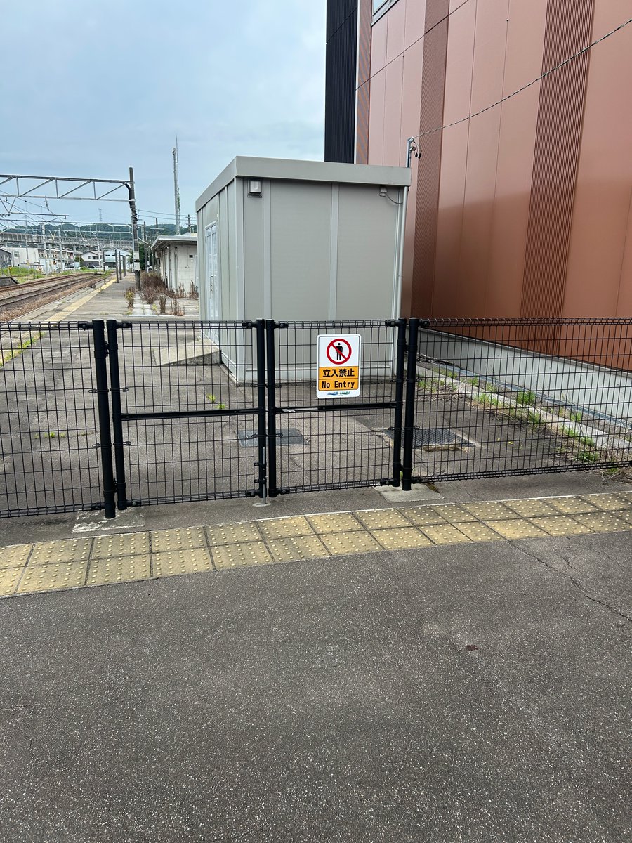 ainokaze_train's tweet photo. あいの風とやま鉄道のヒミツ⑭

あいの風とやま鉄道のロゴマークは...

＿人人人人人人人人人人人＿
＞　横バー���ョンもある　＜
￣Y^Y^Y^Y^Y^Y^Y^Y^Y^Y￣ https://t.co/a9TmWmCaL7