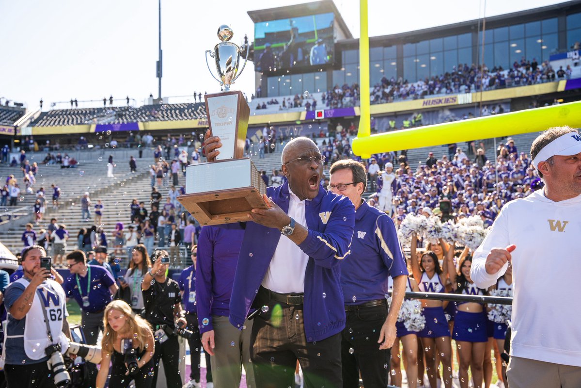 UW_Football's tweet photo. Victory’s the cry of Washington https://t.co/Luly6ezEfi