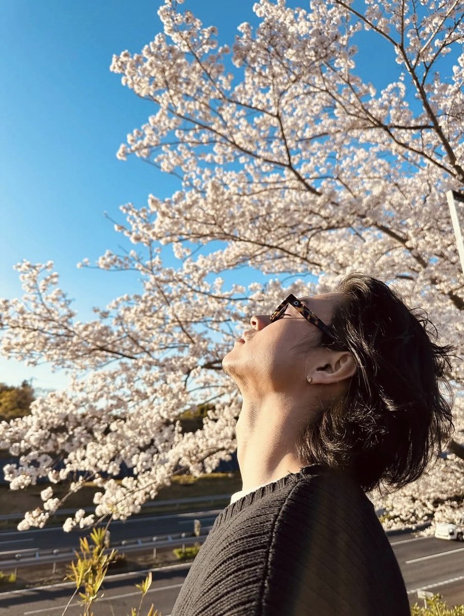Rihi0526's tweet photo. 賢人くん誕生日おめでとう✨
今年は忙しくて追いかけるのに必死だけどずっと大好き！！
たくさん頑張ってる賢人くん見て自分も頑張ろうって思えるよ😭
32歳も賢人くんにとって最高の一年になりますように🍀︎💖
 #山﨑賢人 https://t.co/HjiAfigjns