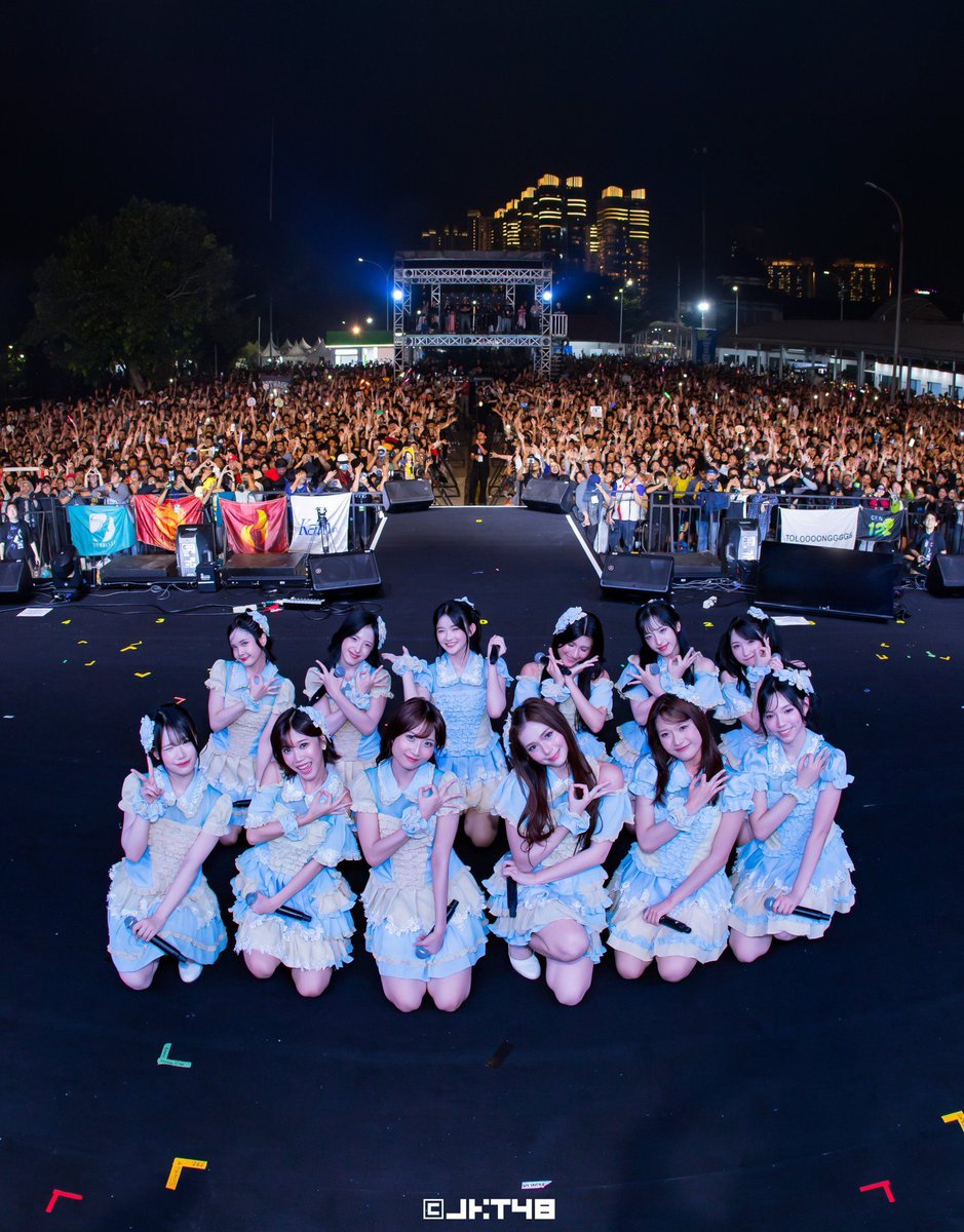 PassionDefender's tweet photo. 11.000 penonton baik dari Fans JKT48 sendiri, PLS, Goddess Rockstar, Pelantur hingga Penunggang Badai nontonin JKT48 Team Passion!❤️‍🔥

Semoga semangat fans² band lain yang disebutin tadi ikut terbawa juga sampai ke Teater JKT48 nontonin Passion 200%🫣🔥

#GuePassion https://t.co/Nzpt0Z5qpB