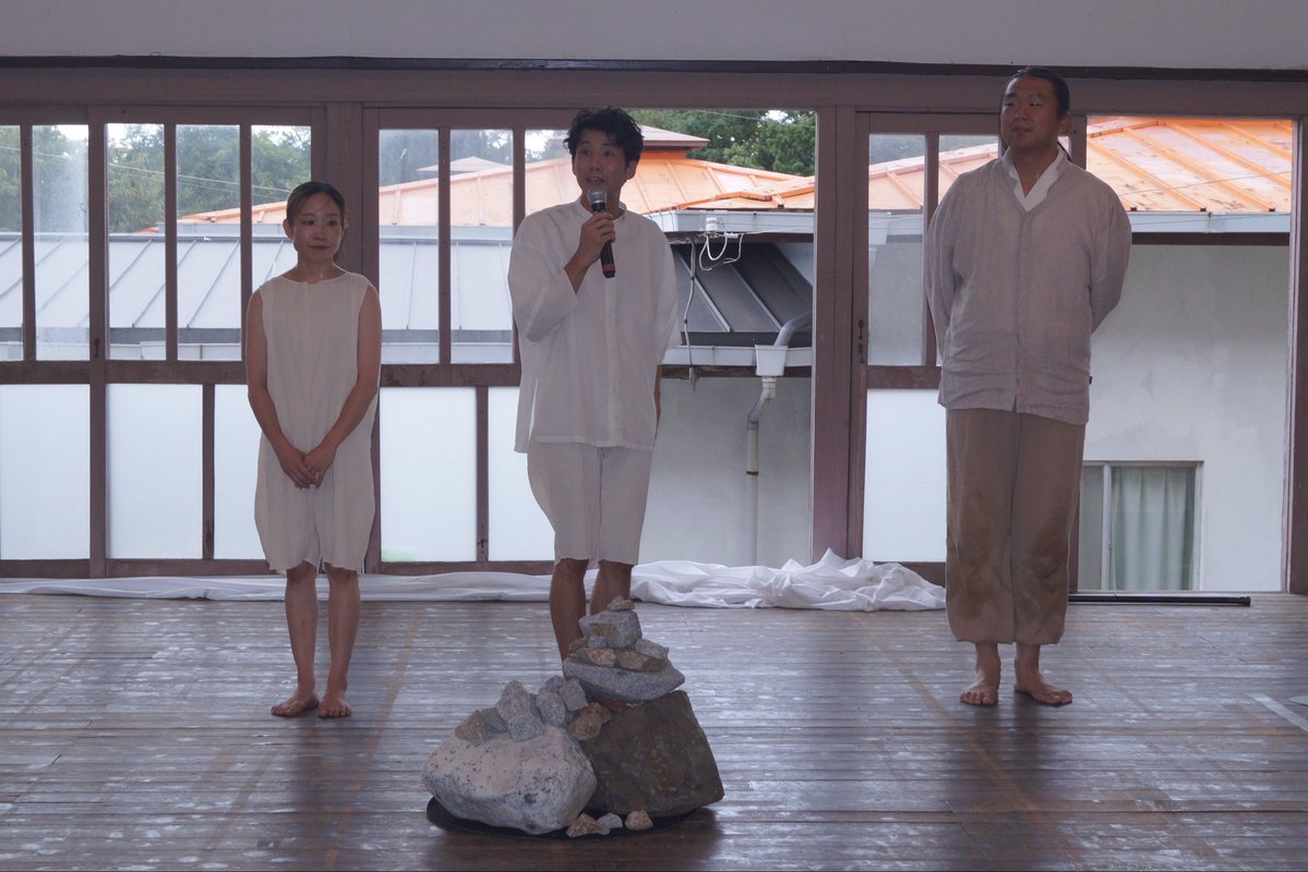 ukimo_project's tweet photo. 豊島で行われた『島のお誕生会』でのパフォーマンス無事に終演しました！
豊島石を舞台に設置して、島の心地よい風に吹かれつつ、お祝いの気持ちも込めながら演じることが出来ました😊

改めまして、9月生まれの皆さまおめでとう御座います！

#うきもproject https://t.co/JsHH4iR43e