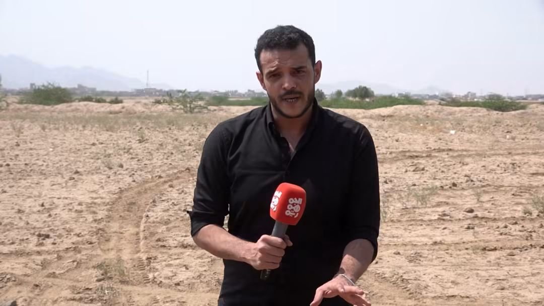RashadSofe's tweet photo. انا غطيت الحرب في تعز ومارب والجوف وفرضة نهم
ما قد شفت السلاليين بيهاجمو بهذه الوحشية
وبهذه الغرابة!!
الكتيبة التي استغرقو شهور في تشكيلها لا مشكلة عندهم في ابادتها خلال ساعات مقابل مترين تقدم
ايش في تعز اهم من صافر؟
ليش لازم يوصلو باب المندب وهم بيستهدفو السفن في البحر العربي من ذمار؟
وليش بيخوضو المعركة بدون إعلام؟!!

وفي المقابل تغرق السوشل ميديا ووسائل الاعلام باخبار كاذبة عن مدى سهولة المعركة بالنسبة لقوات الشرعية
لكن الحقيقة هي ان جنودنا لم يقاتلو هكذا من قبل
بعضهم ما ذاق النوم من ثلاثة ايام

اليوم كنت في جبهة حيس
الجيش يحفر الصخر لحماية المدينة
اما الكدحة لم يبقى فيها صخور ليحفروها

كل هذا بلا قرار سياسي لخوض المعركة
بلا اسناد من جبهات اخرى
ليس لدينا سوى عناد جنودنا
والكثير من التساؤلات!!

منقول من صفحة الاعلامي يحي السواري ..
..