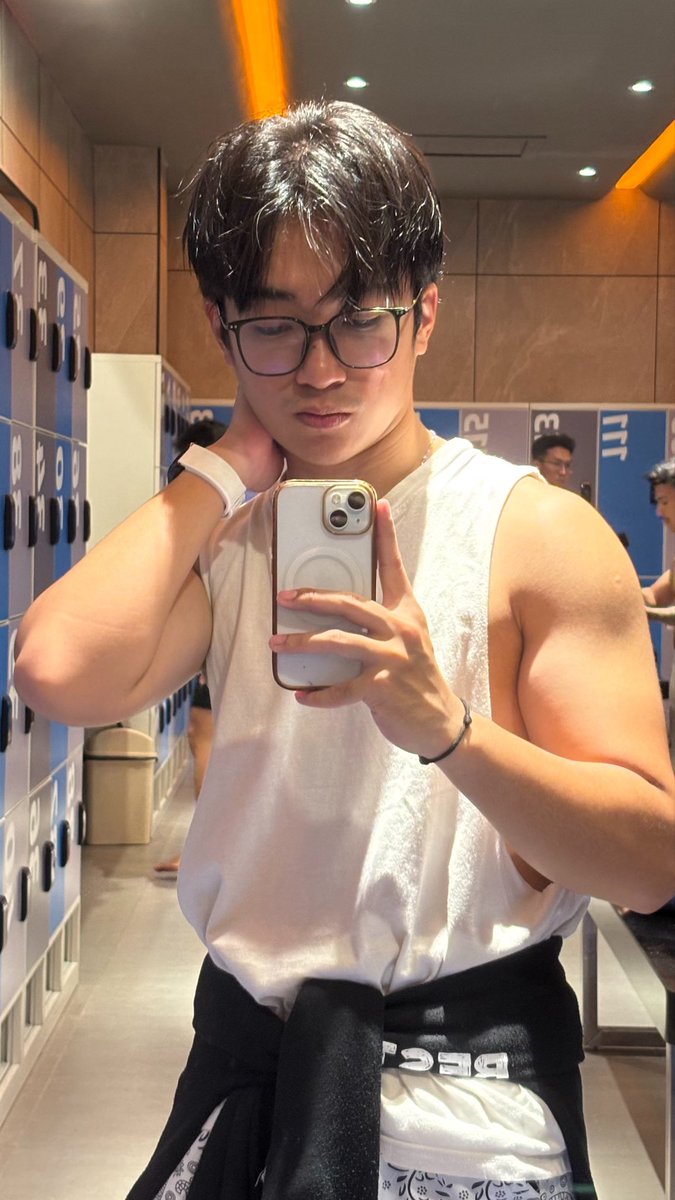 lleoswrldz's tweet photo. [QUEER FRIENDSHIP APPLICATION]

name: Leo
age: 21
occupation: college kidz
height: 170cm (or under lol)
mbti: ENFP
zodiac: Leo
hobby: Gym, singing, play musical instruments, write songs, sleep, eat, mirror selfie
fun fact: expressive so you’ll never be bored 🫨, good at things👀 https://t.co/TUyT4ZQwr2