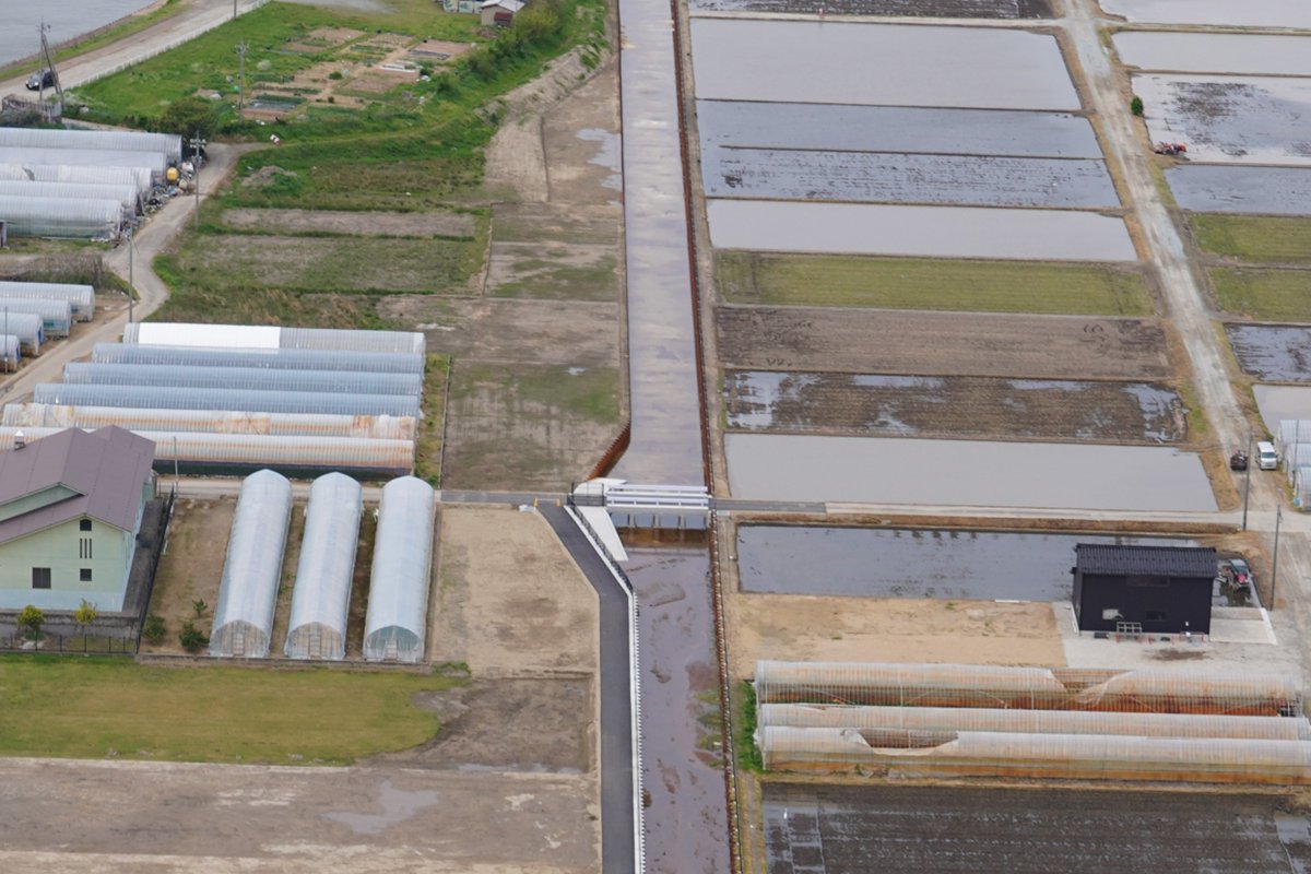 polyuse's tweet photo. ＼事例記事公開🏗️／  
石川県の加越建設様が、田植え期が迫る水路拡幅工事にて建設用3Dプリンタを活用！
 傾斜形状の擁壁施工において、現場作業期間を約8割削減し、全体工期を1.5ヶ月短縮。工事利益のプラス改善も実現された事例です！

▼記事はこちら
https://t.co/Vbqs3SFDI5 https://t.co/nqhLgd46Yx