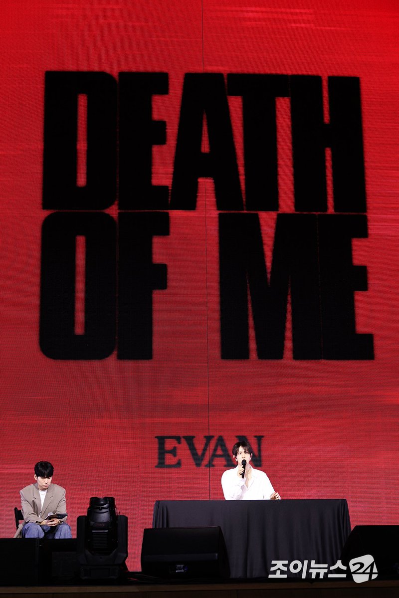 ikeusaamado's tweet photo. — CONFERENCIA DE PRENSA PARA EL DEBUT "DEATH OF ME" DE #EVAN 

💬: Me gustaría preguntar por qué no consideraste lanzar tu propia música mientras permanecías en Enhypen. El grupo ha seguido siendo fuerte- itienes algún arrepentimiento o ansiedad por irte? 

🐹: El proceso de ir en solitario involucra a tantas personas, así que pido tu comprensión si no contesto directamente esto, es algo difícil para mi responder esa parte. 
🐹: En cuanto a la segunda pregunta, estoy orgulloso de que Enhypen alcanzara el No. 1 en el Billboard 200. 
🐹: No debió haber sido fácil, y creo que lo mejor que todos podemos hacer es mostrar lo mejor de nosotros en nuestras respectivas posiciones