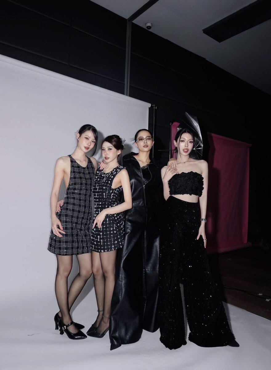 AllNews_th's tweet photo. “ออม-โฟค” แท็กทีม “เซน-แพท” บุกยึดหัวใจแฟนๆ 2 งานรวด

#FandomFest 
#MNLFW2026xORMFOLK 
#MNLFW2026xZENPAT 
#MNLFashionWeek2026

🔗 https://t.co/zUQ8Os0Wjt
4 สาว ”ออมสิน-โฟค-เซน-แพท“ ซีรีส์ “Love Bound รักนี้ตีตรา“ จากค่ายกองทัพโปรดักชั่น บินลัดฟัาเข้าร่วมงาน Manila Fashion Week 2026 ของแบรนด์ “ANTONINA” และงานFANDOM FEST 2026 AT Activity Center, Ayala Malls Feliz ในวันที่ 5 กันยายน ที่ผ่านมา ณ ประเทศฟิลิปปินส์ งานนี้แฟนๆแห่มาร่วมให้กำลังใจทั้ง 4 สาวแบบอบอุ่นตลอดทั้ง 2 กิจกรรมทำเอาสาวๆปลื้มใจกันแบบสุดๆ