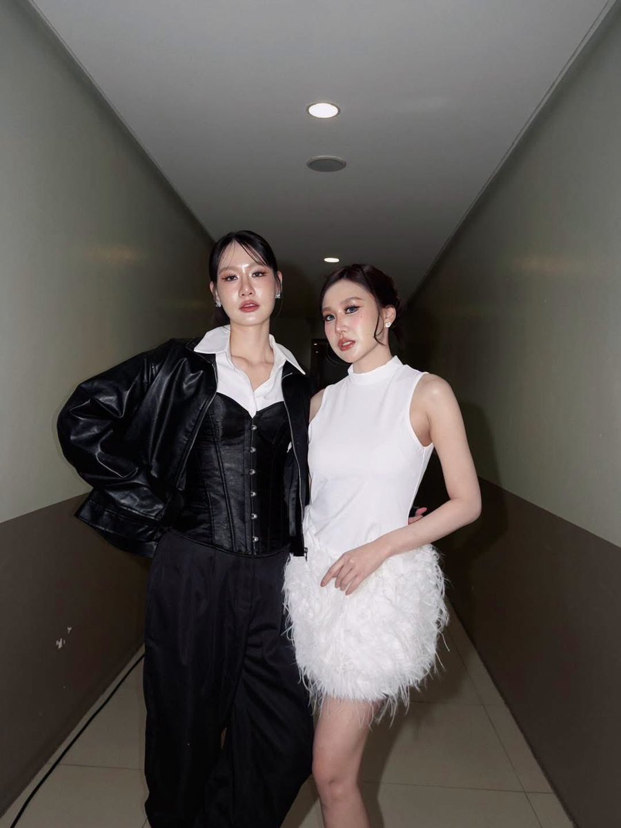 AllNews_th's tweet photo. “ออม-โฟค” แท็กทีม “เซน-แพท” บุกยึดหัวใจแฟนๆ 2 งานรวด

#FandomFest 
#MNLFW2026xORMFOLK 
#MNLFW2026xZENPAT 
#MNLFashionWeek2026

🔗 https://t.co/zUQ8Os0Wjt
4 สาว ”ออมสิน-โฟค-เซน-แพท“ ซีรีส์ “Love Bound รักนี้ตีตรา“ จากค่ายกองทัพโปรดักชั่น บินลัดฟัาเข้าร่วมงาน Manila Fashion Week 2026 ของแบรนด์ “ANTONINA” และงานFANDOM FEST 2026 AT Activity Center, Ayala Malls Feliz ในวันที่ 5 กันยายน ที่ผ่านมา ณ ประเทศฟิลิปปินส์ งานนี้แฟนๆแห่มาร่วมให้กำลังใจทั้ง 4 สาวแบบอบอุ่นตลอดทั้ง 2 กิจกรรมทำเอาสาวๆปลื้มใจกันแบบสุดๆ