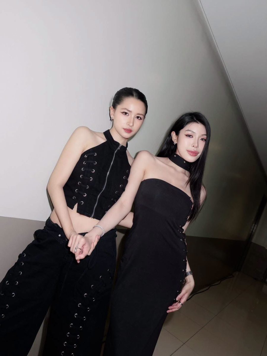 AllNews_th's tweet photo. “ออม-โฟค” แท็กทีม “เซน-แพท” บุกยึดหัวใจแฟนๆ 2 งานรวด

#FandomFest 
#MNLFW2026xORMFOLK 
#MNLFW2026xZENPAT 
#MNLFashionWeek2026

🔗 https://t.co/zUQ8Os0Wjt
4 สาว ”ออมสิน-โฟค-เซน-แพท“ ซีรีส์ “Love Bound รักนี้ตีตรา“ จากค่ายกองทัพโปรดักชั่น บินลัดฟัาเข้าร่วมงาน Manila Fashion Week 2026 ของแบรนด์ “ANTONINA” และงานFANDOM FEST 2026 AT Activity Center, Ayala Malls Feliz ในวันที่ 5 กันยายน ที่ผ่านมา ณ ประเทศฟิลิปปินส์ งานนี้แฟนๆแห่มาร่วมให้กำลังใจทั้ง 4 สาวแบบอบอุ่นตลอดทั้ง 2 กิจกรรมทำเอาสาวๆปลื้มใจกันแบบสุดๆ
