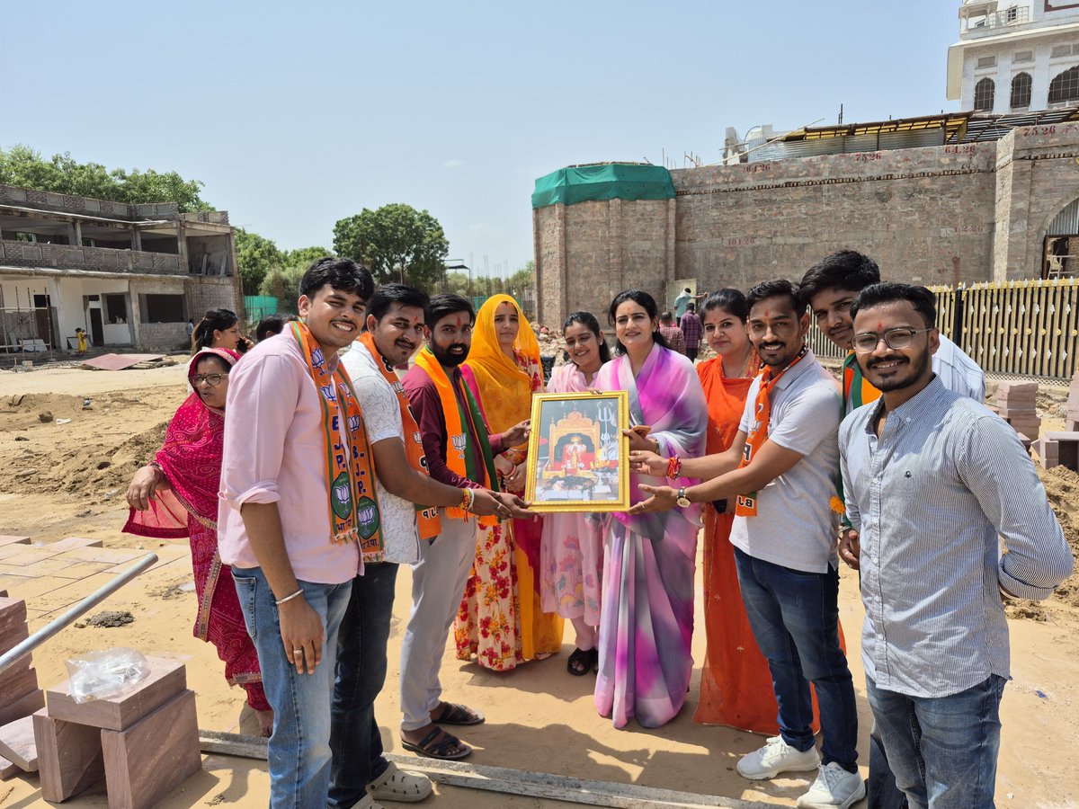 Bhawani66095242's tweet photo. भाजपा महिला मौर्चा प्रदेशाध्यक्ष राखी राठौड़ जी का माँ करणी की पावन धरा देशनोक पधारने पर माँ करणी की प्रतिमा भेंट कर स्वागत किया ।

जय भाजपा 🚩
विजय भाजपा 🚩
@RakheeRathore_ 
@BJP4Rajasthan https://t.co/j7R3dQ1dZE