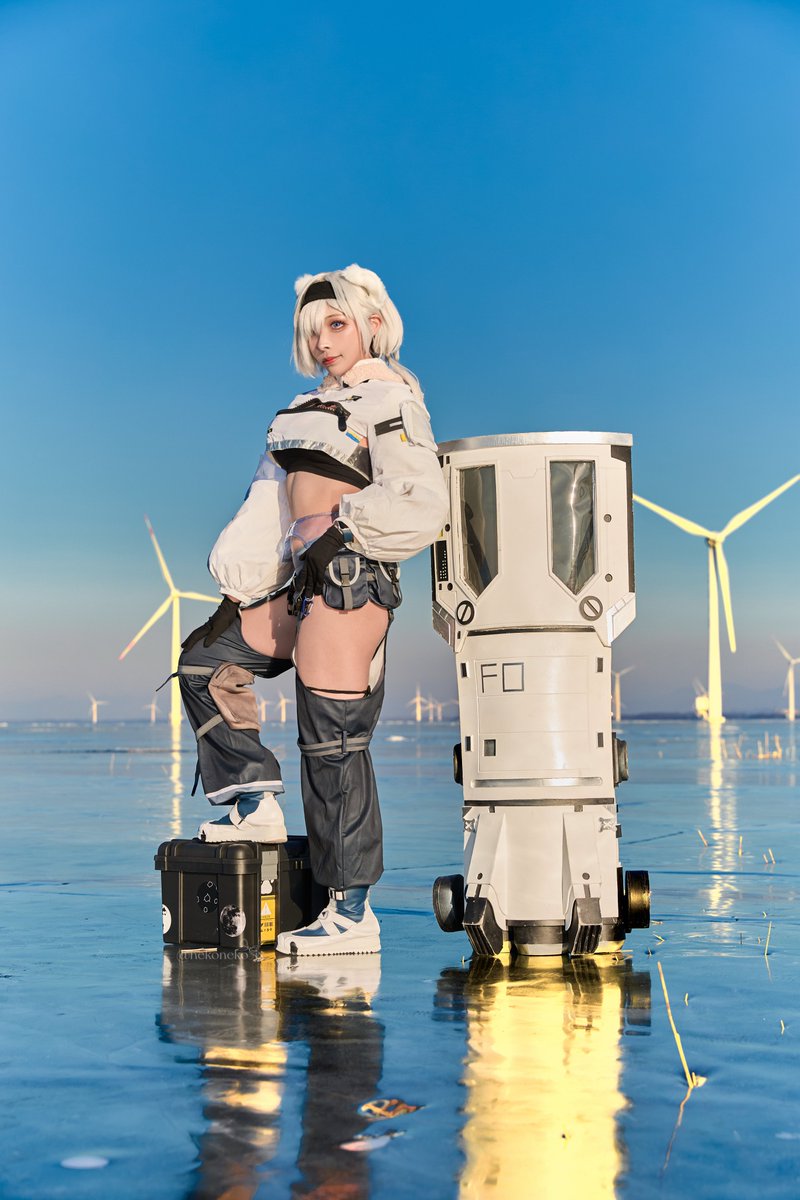 NekonekoJX's tweet photo. Let me give you a bit winter breeze for sunny Monday today 🐻‍❄️

A very rare experience during winter. It’s a frozen lake below 0 degree, which is amazingly perfect for Aurora ❄️ 

Photo: Vona
Special thanks to Kuna 🫶

#arknightscosplay #auroracosplay https://t.co/s0edVAI9SQ