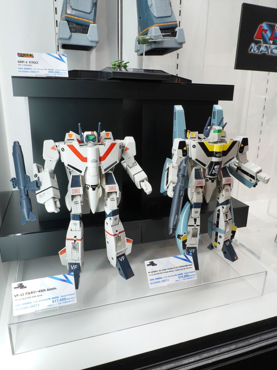 tamashii_tnt's tweet photo. 魂ストア東京にて『マクロス』シリーズを展示中！
 
2026年11月発売予定「DX超合金 SDF-1 マクロス」や、好評販売中の「DX超合金 VF-1J バルキリー（一条輝機）‑STORE LIMITED EDITION‑」が一挙展示！
 
さらに、一般店頭販売にて2027年1月以降順次発売予定の
「オリジン・オブ・バルキリー」より
🟥VF-1J バルキリー45th Anniv.
🟨VF-1Sバルキリー ロイ・フォッカースペシャル＋スーパーパックセット45th Anniv.
が展示中！
 
秋葉原にお越しの際は、ぜひ魂ストア東京へ！
 
#超時空要塞マクロス #t_chogokin #macross #魂ストア東京