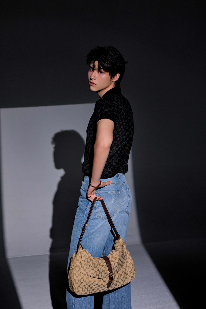 Siam_Paragon's tweet photo. สกาย วงศ์รวี (@skywongraveee) และ นานิ หิรัญกฤษฎิ์ (@Hirunkit_) กับกระเป๋ารุ่นใหม่ Jackie Flap จากคอลเลกชัน Gucci Primavera ที่นำมาตีความใหม่ให้กับ Jackie 1961 หนึ่งในกระเป๋ารุ่นซิกเนเจอร์อันโด่งดังของ Gucci จากซิลูเอตอันเป็นที่จดจำ สู่ความร่วมสมัย มอบภาษาใหม่แห่งงานดีไซน์ ตั้งแต่รูปทรง วัสดุ เฉดสี และหนังแบบต่างๆ ทั้งหนังเรียบเงา หนังกลับ รวมถึงลาย GG Canvas ไปจนถึงขนาด และสายสะพายที่ออกแบบมา เพื่อรองรับการใช้งานและสไตล์ที่หลากหลาย รวมถึงฮาร์ดแวร์ตัวล็อคแบบพิสตัน (Piston) อันเป็นเอกลักษณ์

พบกับกระเป๋าที่สะท้อนตัวตนของคุณ ได้ที่ร้าน Gucci ชั้น M สยามพารากอน

@gucci #skywongravee #hirunkit_ #SkyNani #GucciPrimavera #GucciJackieFlap #SiamParagon