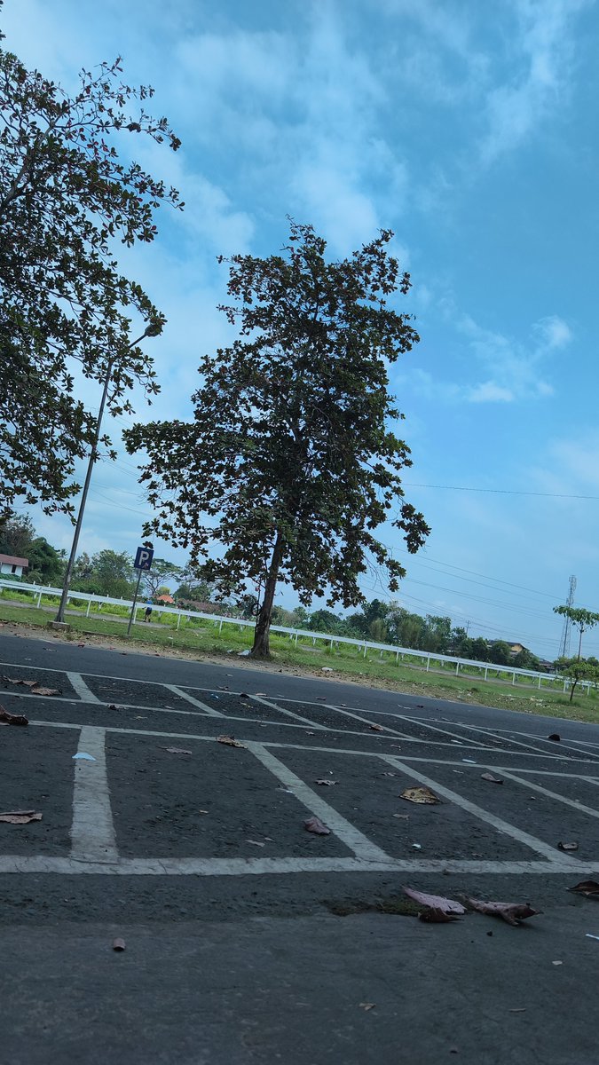 aaabbb1373216's tweet photo. niat jalan sehat biar ga stress tapii...😣 https://t.co/pm7sYzYB2y