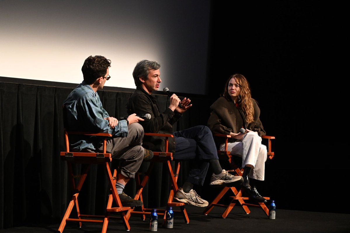 stonebrcom's tweet photo. Mais fotos de Emma Stone na premiere de ‘You Can See Everything’ com Nathan Fielder e Lance Oppenheim durante o Telluride Film Festival ontem (06). ❤️ https://t.co/6dKpP6o86a
