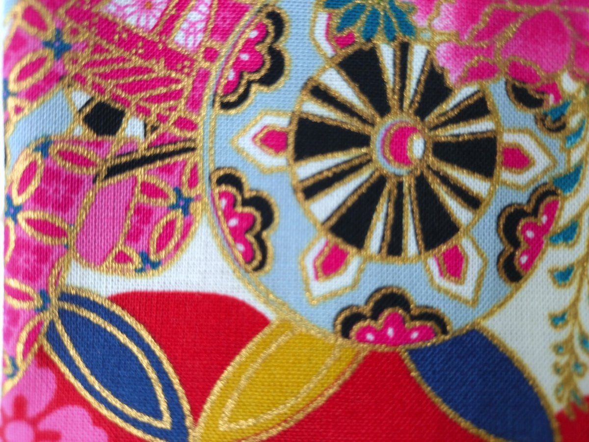 AXIA_co_ltd's tweet photo. ❀新商品のご紹介！❀
金-銀彩　金雅万詩　2柄
サイズ：35cm×30cm
全5色 素材：綿100％
商品JAN：4570048044626

2種類の柄×5色とボリュームたっぷり、
キラキラ入りの和柄カットクロス！

#seria #セリアカットクロス #AXIAカットクロス  #100均手芸用品 #ハンドメイド資材 #手作り雑貨 #和柄 https://t.co/QeOIZNjttm