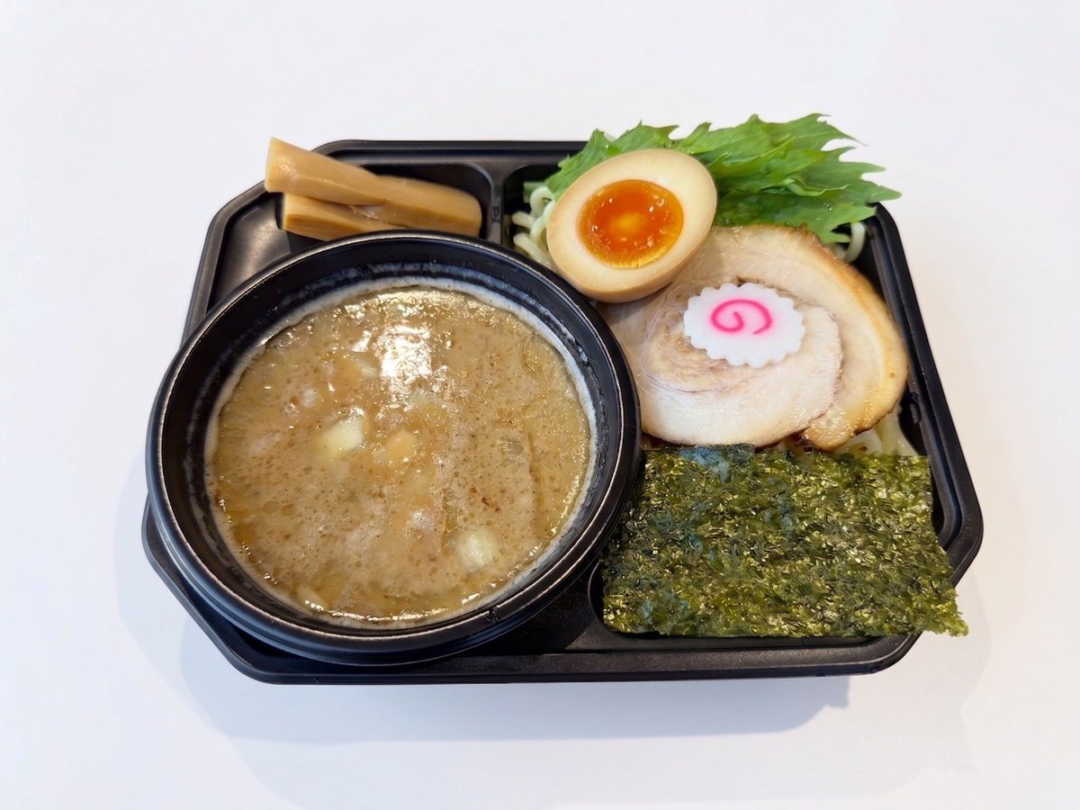 KentaUesugi's tweet photo. 「TOKYOつけ麺 侘助」

今回のつけ麺のこだわりを少し紹介します。

今回かなり大事にしたのが「香り」です。

スープは、しっかりとした豚骨感のあるスープに鶏白湯を合わせて、濃厚さの中にもバランスが出るようにしています。 このスープの配合も含め、今回すべて自分で考えながら試作を重ねて作りました。

魚粉をたくさん入れて魚介感を出すのではなく、煮干し、サバ節、宗田節（宗田鰹の削り節）の3種類から旨味と香りを抽出した魚介香味油を作りました。 そこに鶏油を合わせたダブルオイルにすることで、しっかりコクはありつつ、香りで魚介を感じられるようにしています。

醤油ダレには、東京で唯一の醤油蔵「近藤醸造」のキッコーゴ醤油を使用。 東京出身である自分、そしてバンドを、この一杯の中でも表現できたらと思い選ばせていただきました。

さらに花椒と青山椒を粒から刻んで香りを抽出した「特製辛味オイル」も用意しました。 この香りが、今回のつけ麺にさらに“和”の空気感を加えてくれています。

そして「侘助」という名前。
侘助は、茶の湯の世界でも古くから親しまれてきた椿の一種で、「侘び」の美意識を感じさせる存在でもあります。　

東京出身であること。 自分自身の感性。 そして、自分が好きな日本の“和”の趣。

そういうものを一杯のつけ麺として表現したいというところから、「TOKYOつけ麺 侘助」という名前にしました。

濃厚だけど後味は淡麗、食べ進めながら香りの変化も楽しめる一杯です。

ぜひご賞味ください🫰