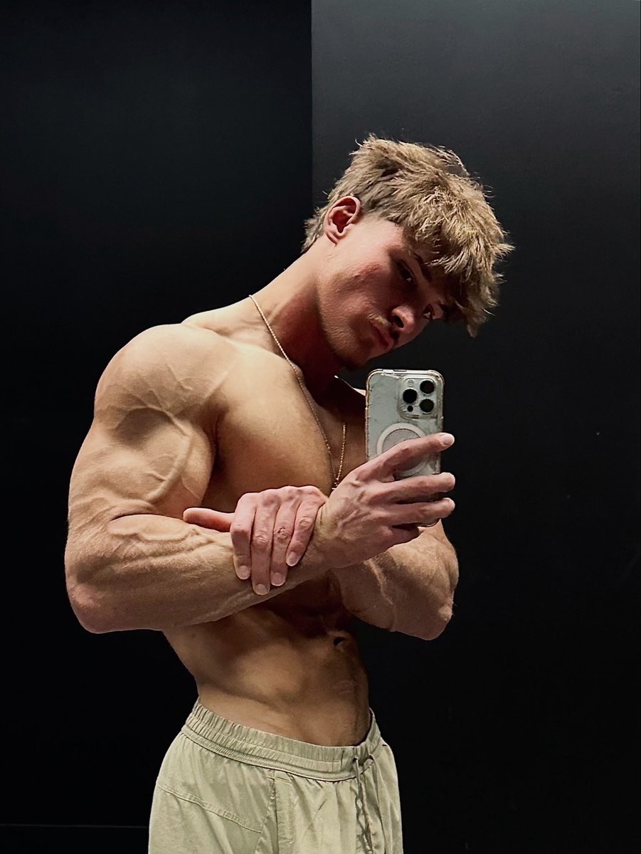 traviscash41's tweet photo. Im built like a Greek statue and deserve to be worshiped like one. DMs are open 😈 https://t.co/mEeT49aGAB