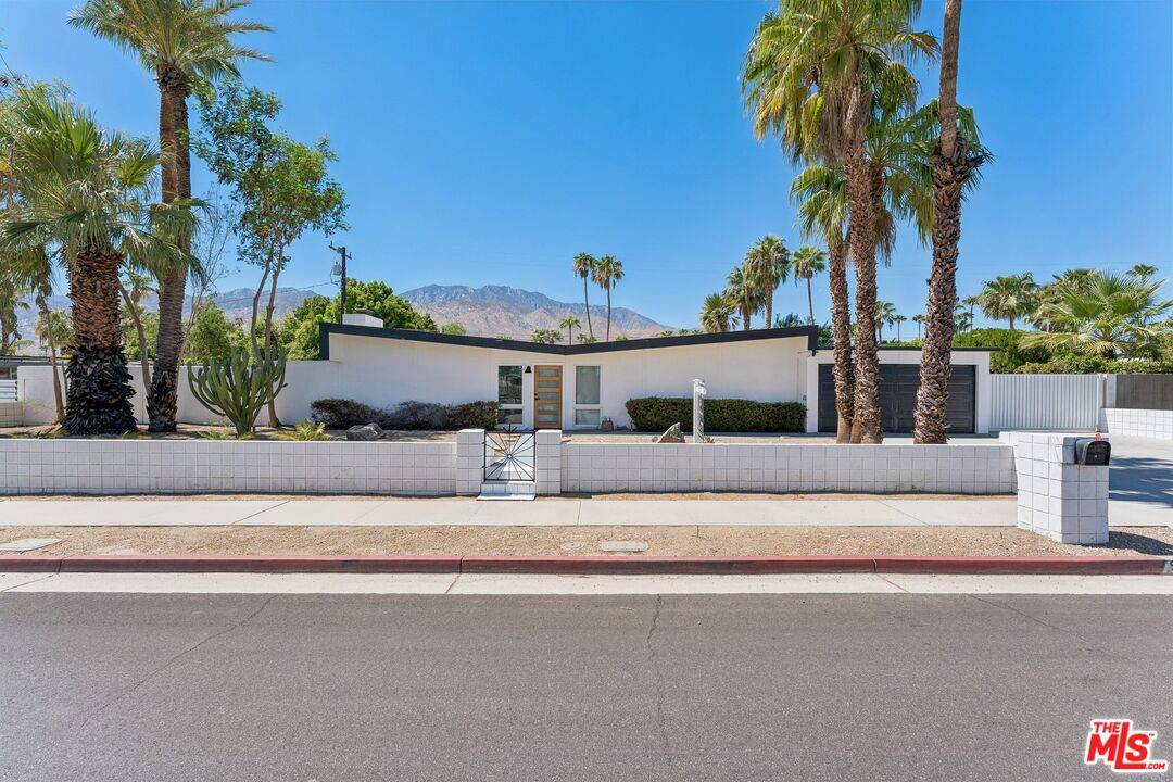 ocelotagents's tweet photo. New in Palm Springs 🌴  

This historic Meiselman mid-century in Oasis del Sol brings iconic butterfly rooflines, an open, sun-filled layout, and a huge 10,000+ sq ft lot with room for RV, play, and profit.  

Take a closer look: https://t.co/7g5SJYTY8T  

#PalmSpringsRealEstate #MidCenturyModern