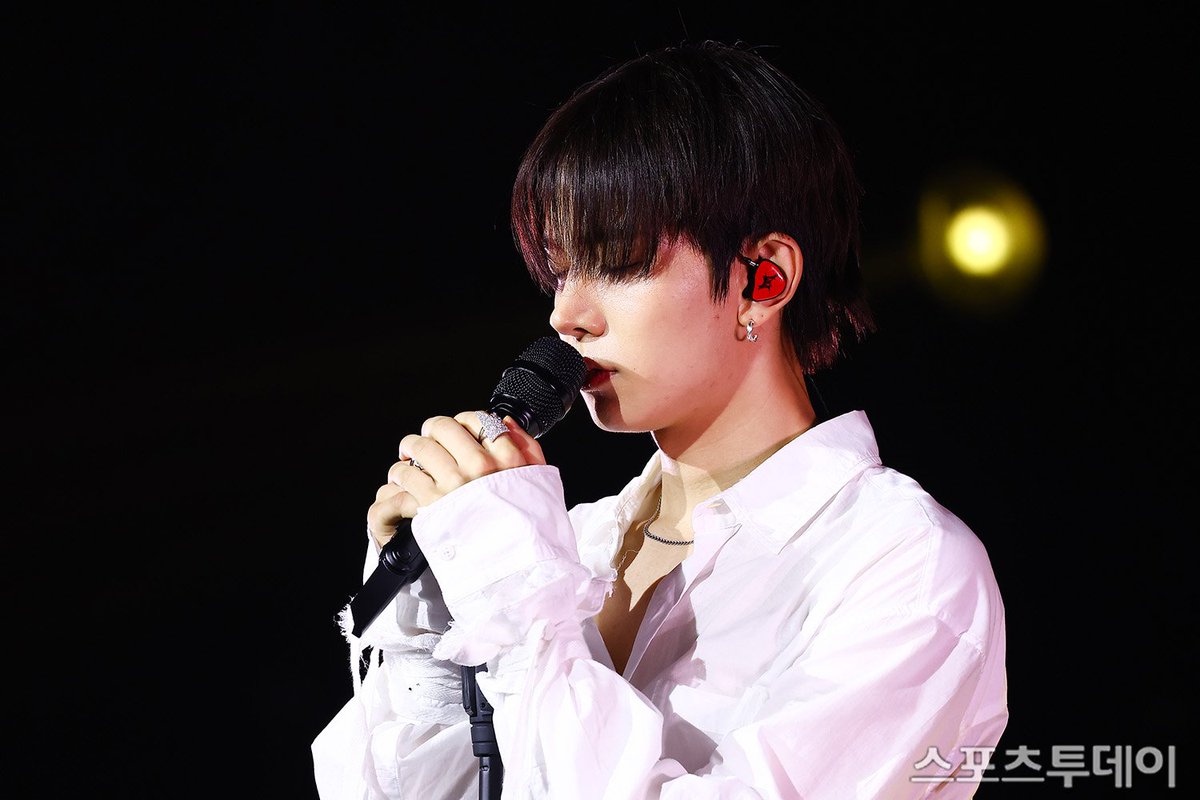 by_seung's tweet photo. 260907 DEATH OF ME 미디어 쇼케이스 'Going Home' 무대 기사사진 📸 #EVAN #에반 (1) https://t.co/p50NkoxajA