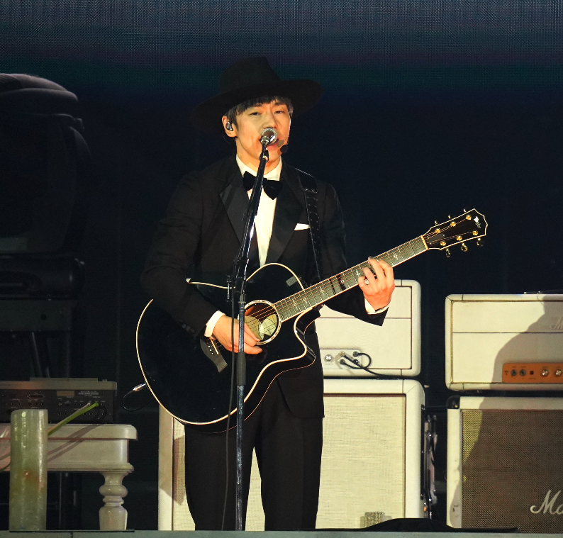 SekaiNoRascal's tweet photo. 一音ごとに伝わってくる、優しさと力強さ。

ギターを奏でるNakajinさん、最高に格好いい🎸

#Nakajin #SEKAINOOWARI #THECINEMA https://t.co/MyrE8CQ8s3