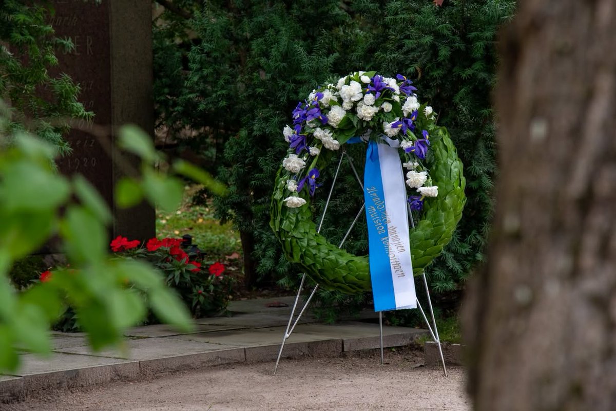 Seppele alppilentäjien haudalla.