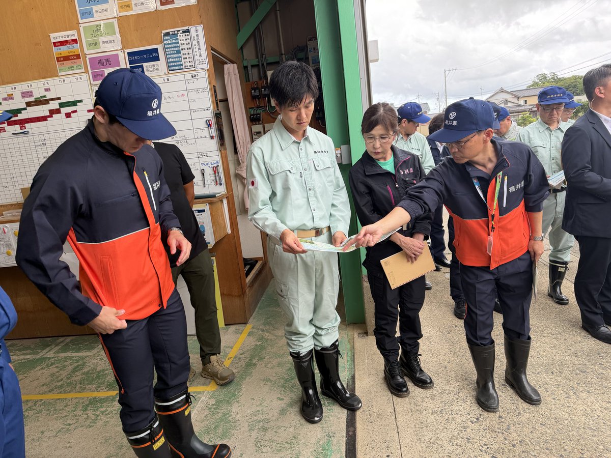 norikazu_0130's tweet photo. 富山県氷見市、石川県羽咋市、福井県坂井市の豪雨災害の被災現場へ。

50ha以上が未だに水の引かない農地の生産者からの「来年必ず作付けを再開したい」との涙ながらな言葉が心に刺さりました。

土砂流入した農地の復旧や機械の再取得、林地整備など、地元自治体、生産者と連携し、最大限取組みます。 https://t.co/nqlKOLP0Hi